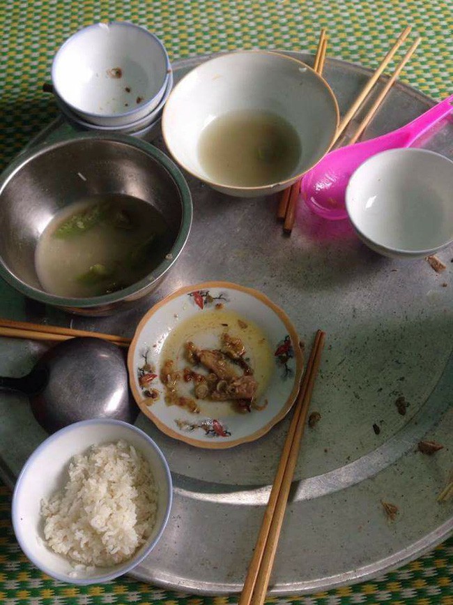Dọn cơm xong thì con quấy đòi ngủ, đến lúc ra ăn, mẹ trẻ uất nghẹn khi nhìn mâm cơm cả nhà phần lại Dọn cơm xong thì con quấy đòi ngủ, đến lúc ra ăn, mẹ trẻ uất nghẹn khi nhìn mâm cơm cả nhà phần lại
